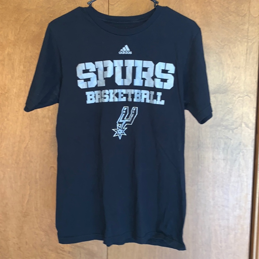 EUC adult’s black San Antonio Spurs basketball themed tshirt - size M